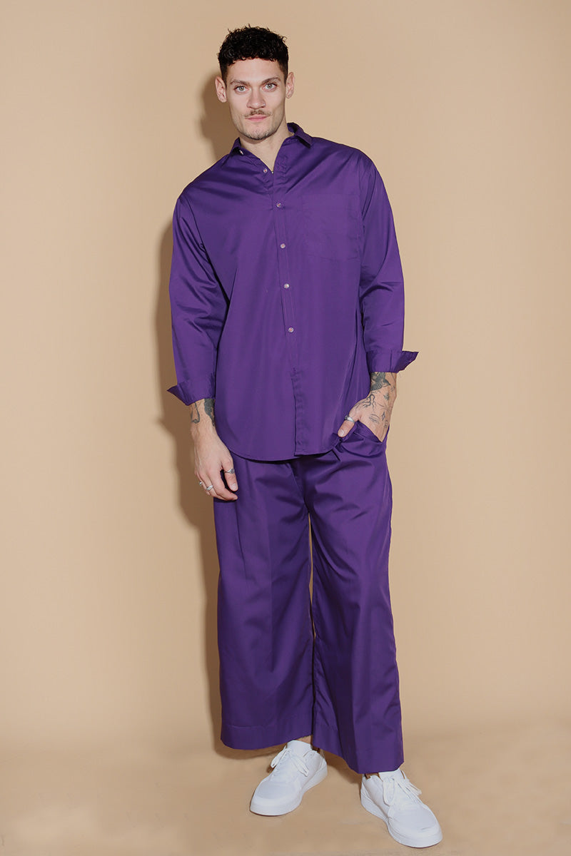 With a shirt collar and front button closure, the shirt in a luxe cotton blend is going to be your new favourite. It is accented with contrasting details showcasing your penchant for details, allowing you to make a statement in style with substance that demands a second look. The pants have an elasticated waist and a drawstring to adjust it however you like. Along with an easy and relaxed fit shirt, the separates can be styled together for a statement look or separately