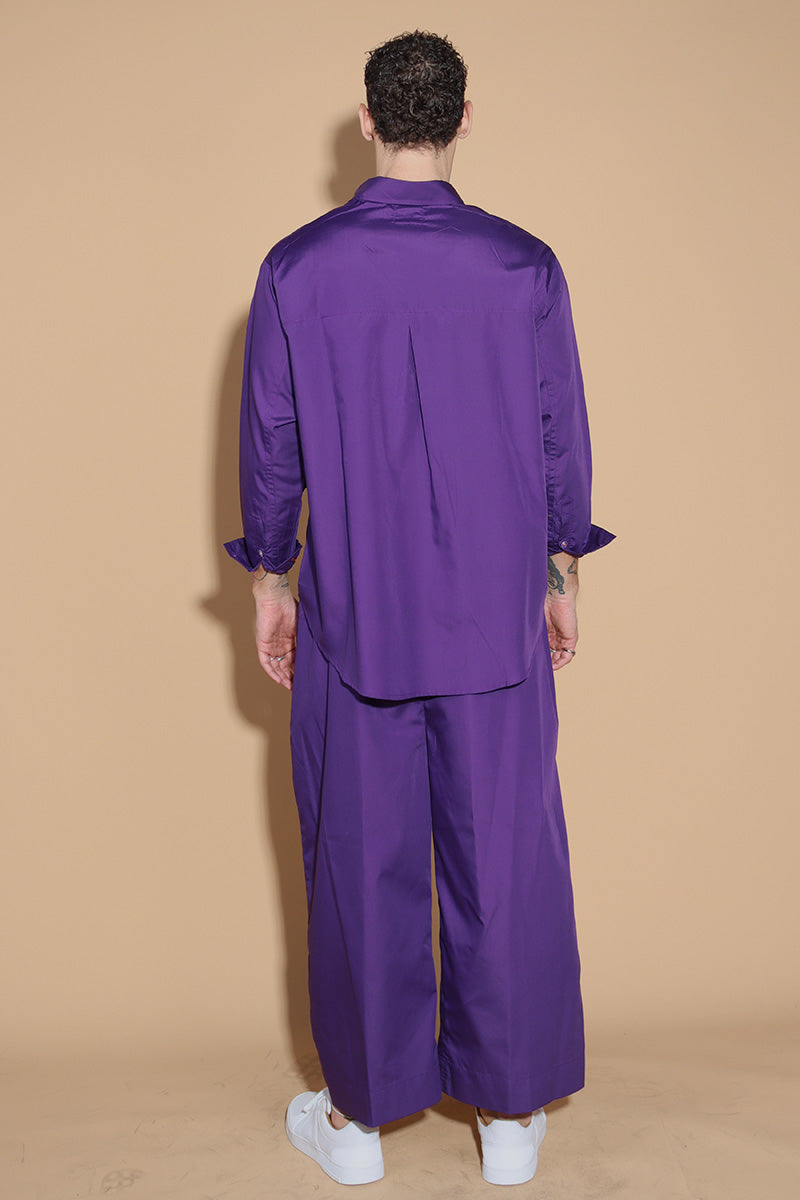 With a shirt collar and front button closure, the shirt in a luxe cotton blend is going to be your new favourite. It is accented with contrasting details showcasing your penchant for details, allowing you to make a statement in style with substance that demands a second look. The pants have an elasticated waist and a drawstring to adjust it however you like. Along with an easy and relaxed fit shirt, the separates can be styled together for a statement look or separately