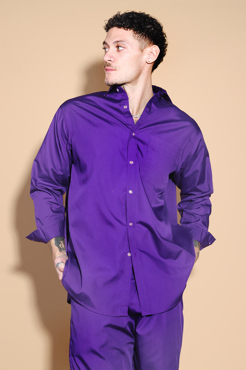 With a shirt collar and front button closure, the shirt in a luxe cotton blend is going to be your new favourite. It is accented with contrasting details showcasing your penchant for details, allowing you to make a statement in style with substance that demands a second look. The pants have an elasticated waist and a drawstring to adjust it however you like. Along with an easy and relaxed fit shirt, the separates can be styled together for a statement look or separately