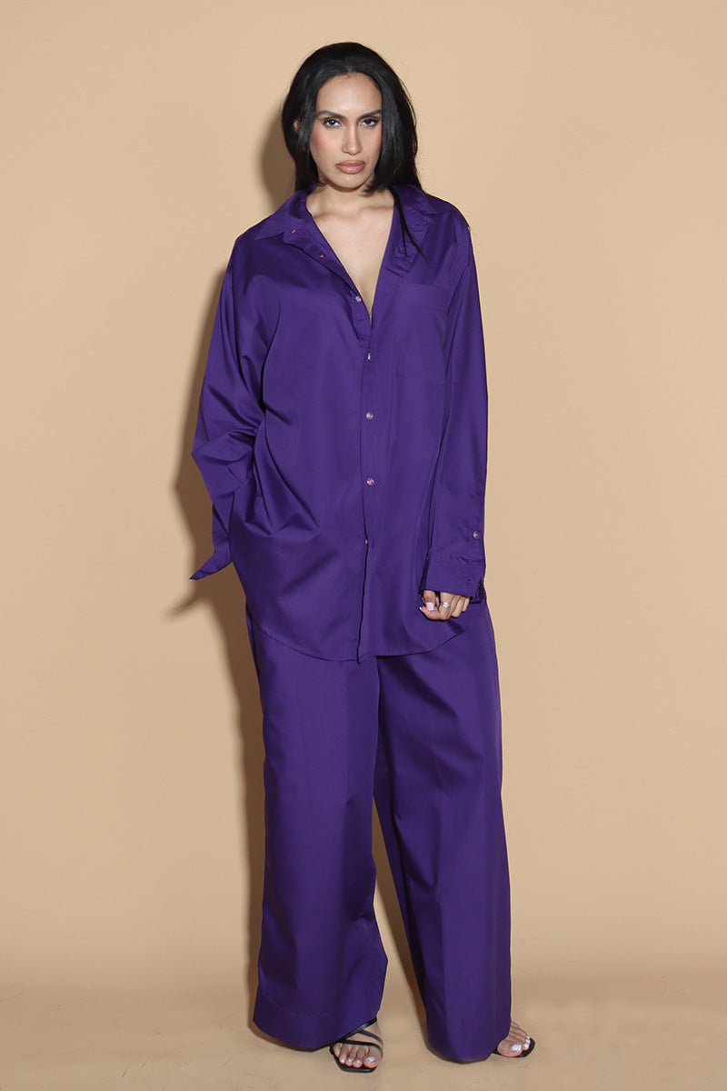 With a shirt collar and front button closure, the shirt in a luxe cotton blend is going to be your new favourite. It is accented with contrasting details showcasing your penchant for details, allowing you to make a statement in style with substance that demands a second look. The pants have an elasticated waist and a drawstring to adjust it however you like. Along with an easy and relaxed fit shirt, the separates can be styled together for a statement look or separately