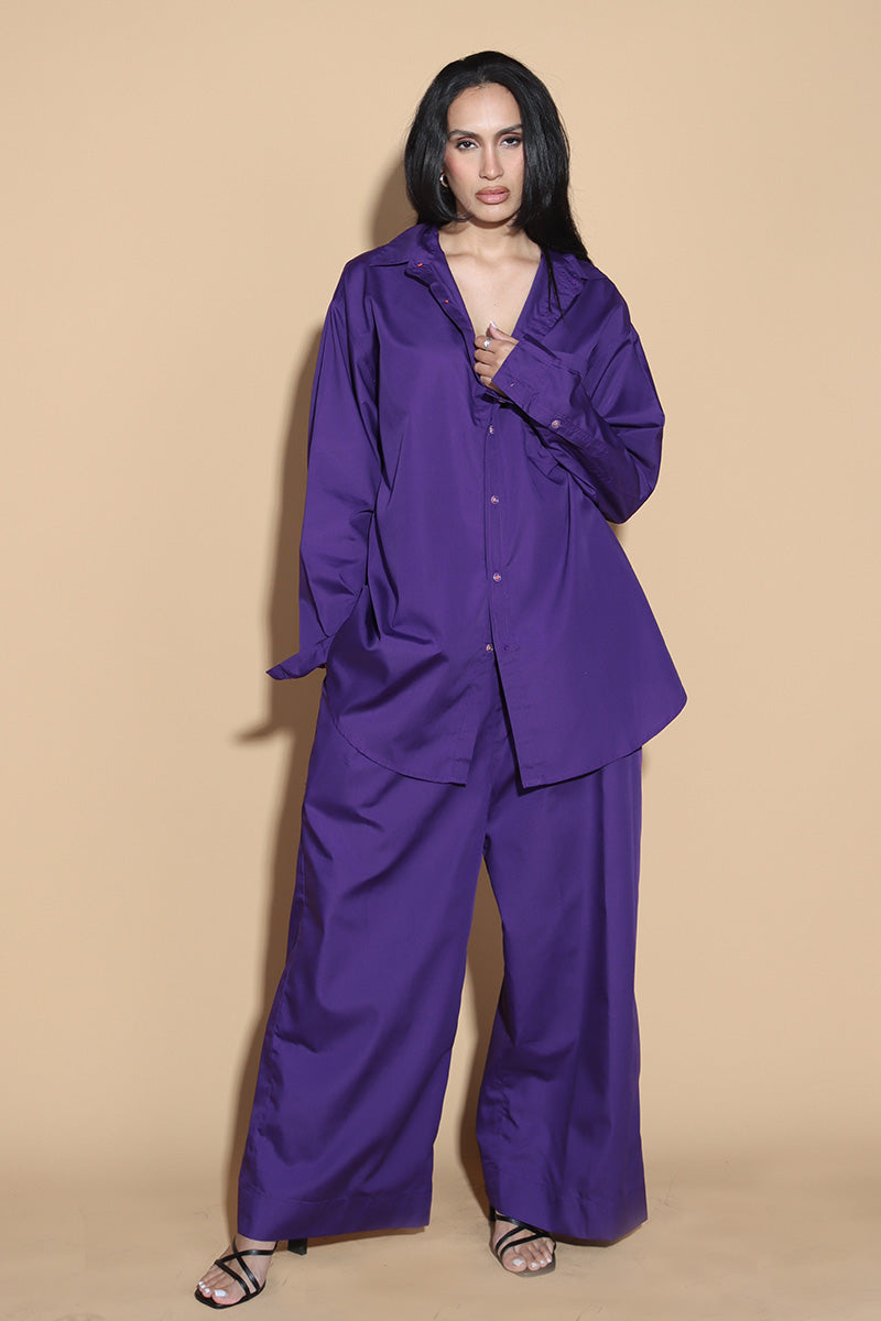 With a shirt collar and front button closure, the shirt in a luxe cotton blend is going to be your new favourite. It is accented with contrasting details showcasing your penchant for details, allowing you to make a statement in style with substance that demands a second look. The pants have an elasticated waist and a drawstring to adjust it however you like. Along with an easy and relaxed fit shirt, the separates can be styled together for a statement look or separately