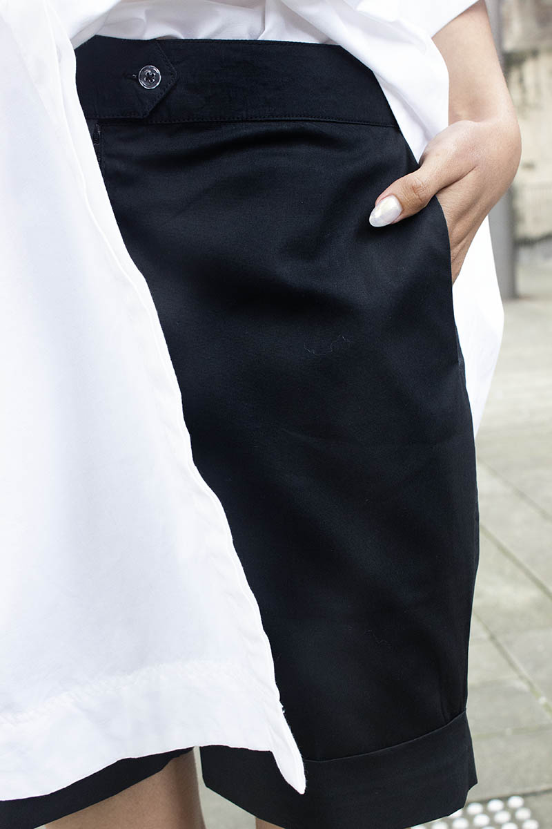 An easy fun short for the summer that is as versatile as it comes. Fitting to the a varying range of size, the short is your perfect summer staple. A tailored front gives it a polished look while the elasticated back sits it perfectly at your waist. The mid thigh length with an overturned cuff gives it an easy summer vibe. Wear it on the go or after a swim to go from beach, to bar to brunch. Style it with our Light shirt or Midnight Shirt and easy slides.