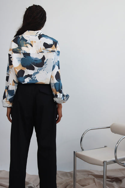 Blaues Valentinshemd mit Blumenmuster