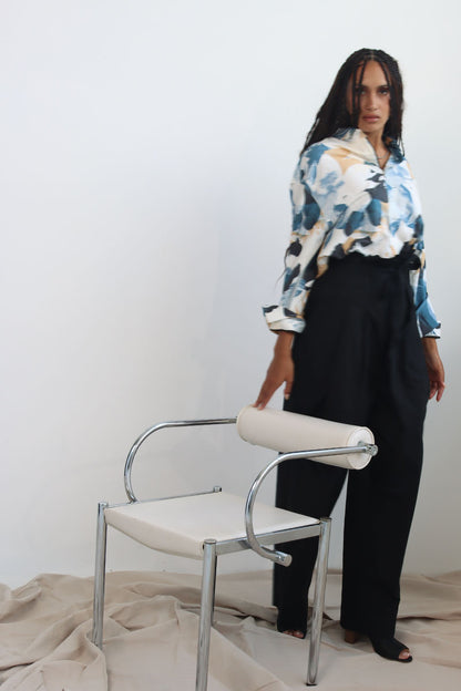 Blaues Valentinshemd mit Blumenmuster