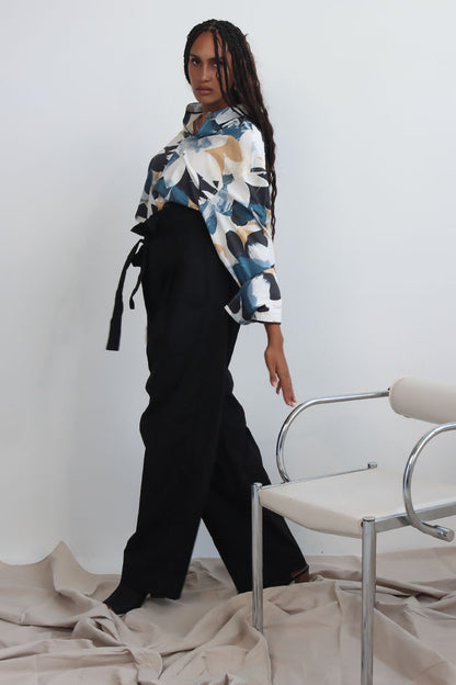 Blaues Valentinshemd mit Blumenmuster