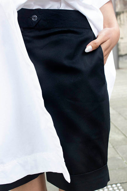 An easy fun short for the summer that is as versatile as it comes. Fitting to the a varying range of size, the short is your perfect summer staple. A tailored front gives it a polished look while the elasticated back sits it perfectly at your waist. The mid thigh length with an overturned cuff gives it an easy summer vibe. Wear it on the go or after a swim to go from beach, to bar to brunch. Style it with our Light shirt or Midnight Shirt and easy slides.